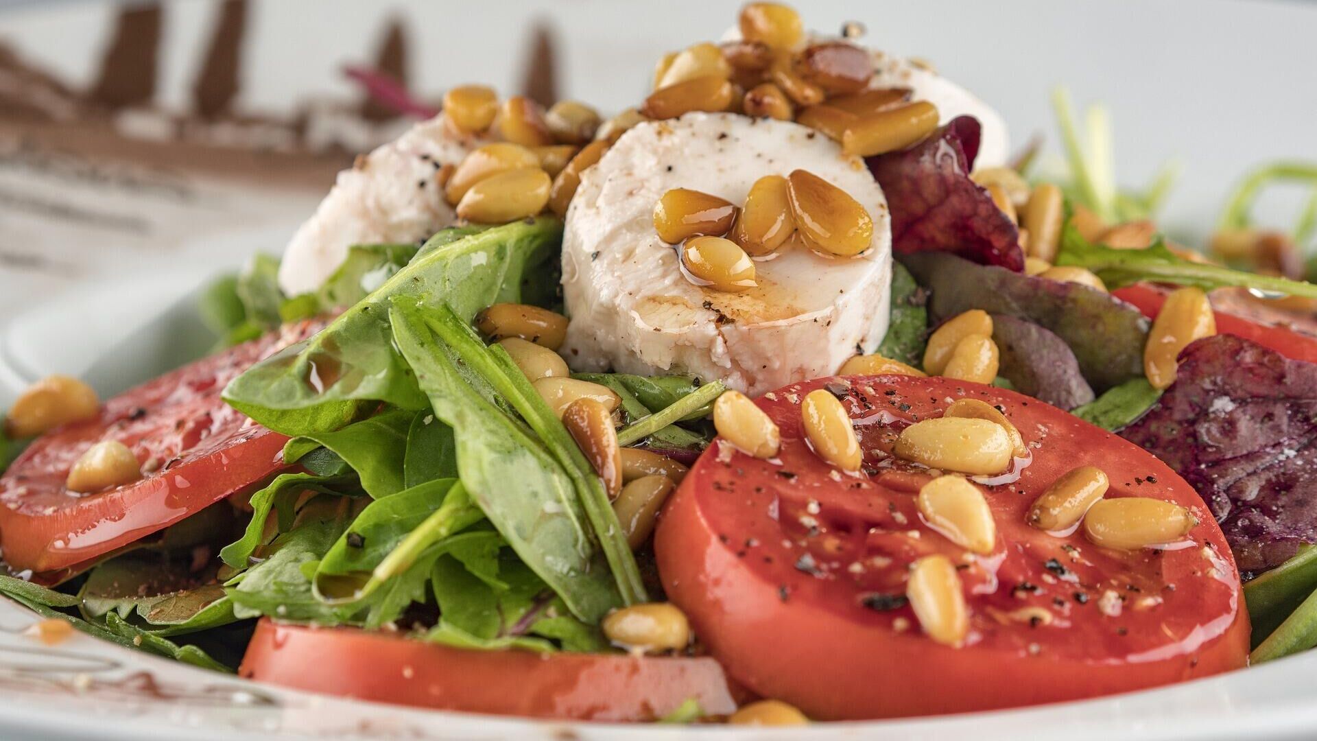 Салат с кедровыми орехами Салат с кедровыми орехами - РИА Новости, 1920, 29.09.2021